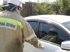 «Фиат» «влетел» под КамАЗ на Ставрополье — пассажирку легковушки увезла «скорая» 