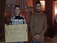 Нуждающимся жителям раздавали деньги в центре Ставрополя