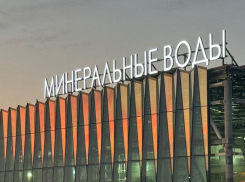 Самолет авиакомпании «Азимут» вернулся на стоянку в Минеральных Водах из-за технической неисправности 