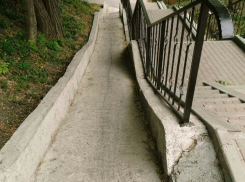 Экстремальный пандус для инвалидов и колясок около пенсионного фонда возмутил жителей Ставрополья