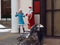 Дед Мороз и Снегурка «зажгли» на улице под «клубняк» в Пятигорске
