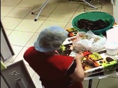 Алчная работница ресторана «обчистила» кошелек своего коллеги на рабочем месте в Ессентуках и попала на видео