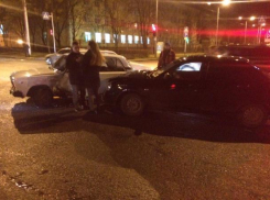 Молодой человек повредил руку при столкновении «Приоры» и «семерки» в центре Ставрополя