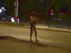 Мужчина в одних трусах громко праздновал день ВДВ в центре Пятигорска и попал на видео, а затем в полицию
