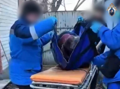 Бригада медиков оставила лежать больного жителя Пятигорска возле забора его дома