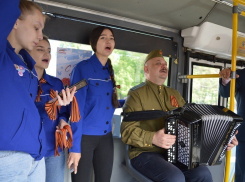 По улицам Ставрополя проехал «Троллейбус Победы» с живой музыкой и военными песнями