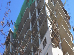 Падение строительного мусора с крыши многоэтажки произошло из-за урагана