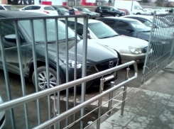 «Паркуюсь, как хочу»: автохам на «Мазде» перекрыл проход для инвалидов в Ставрополе 