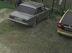 Неудачные попытки угонщика разбить стекло ВАЗа в Невинномысске попали на видео