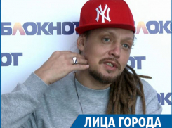 В гримерку зашла группа пьяных людей, и один из них ударом кулака сломал мне челюсть, - Димосс Саранча