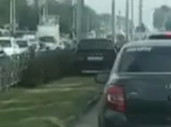 Наглый автохам решил объехать пробку по газону в Ставрополе  