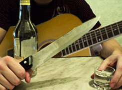 Во время застолья житель Ставрополья ударил приятеля ножом