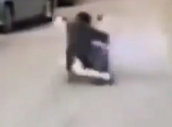 Лютый мотоциклист протаранил два автомобиля и скрылся с места ДТП на Ставрополье