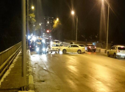 Восемь машин столкнулись на обледеневшем Киринском мосту в Ставрополе