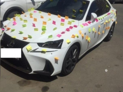 Больше сотни стикеров наклеили на белый Lexus в Ставрополе