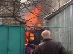 На улице Севрюкова в Ставрополе загорелся дом