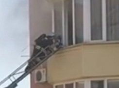 Серьезный пожар уничтожил квартиру в пятигорской многоэтажке