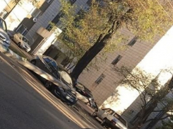 Бетонный столб на иномарку уронил сдающий задним ходом мусоровоз в Ставрополе