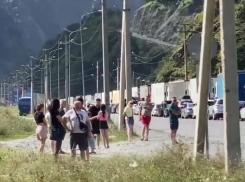В огромной очереди на прохождение таможни в Грузию застряли жители Ставрополья   