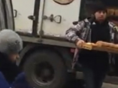 Поднятый с земли хлеб доставили в магазин вместе с другими булками хлеба в Ставрополе 