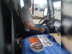 Бесплатную раздачу конфет пассажирам автобуса устроил щедрый водитель в Ставрополе