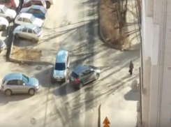 Паркуюсь как хочу: иномарка расположилась на проезжей части в Ставрополе