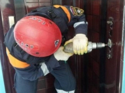 Буйная женщина с ножом в Кисловодске заблокировалась в квартире от собственной матери