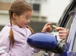 Предлагавший незнакомому ребенку конфету покупатель жестоко избил  сделавших ему замечание мужчин на Ставрополье