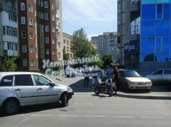 Сбитого «Калиной» на повороте мотоциклиста увезли в реанимацию в Ставрополе 