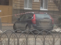 «Парковка 9999 уровня»: водитель бросил машину прямо под ограждением в Ставрополе 