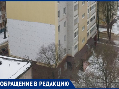 Из-за ветра в Ставрополе оторвалась часть фасада многоквартирного дома