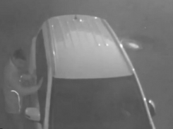«Силенок не хватило»: попытки испортить припаркованную у дома иномарку попали на видео в Ставрополе 