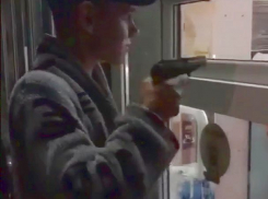 Молодые люди хотели запугать продавщицу магазина пистолетом в Пятигорске и попали на видео