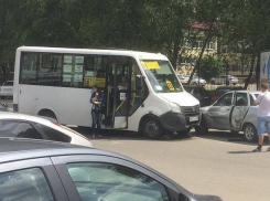 Маленькую девочку задавили взрослые пассажиры при столкновении автобуса и «десятки» в Ставрополе
