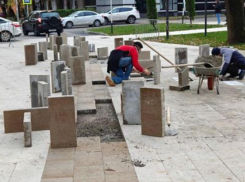 Замену плитки на скандальном проспекте Октябрьской революции в Ставрополе зафиксировали очевидцы 