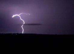 «Дух захватывает»: зрелищное видео ночной грозы в Ставрополе привело в восторг горожан 