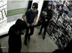 Дверь лифта сломали в кафе Пятигорска молодые вандалы