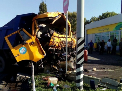 Тройное ДТП с двумя большегрузами и «легковушкой» произошло на Ставрополье 