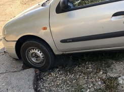 Асфальт рядом с поликлиникой не восстановили после ремонта в Пятигорске