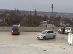 Попавшие на видео дрифтеры облюбовали открывшуюся парковку в ТЦ Ставрополя