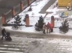 Ураганный ветер в Ставрополе сбил с ног маму с детьми