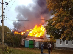 Сильный пожар превратил в руины дом семьи на Ставрополье