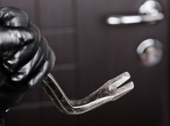 На Ставрополье злоумышленники пытались сломать дверь квартиры, где жила пенсионерка