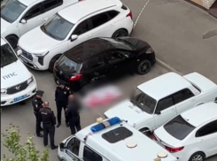 Мужчина выпал из окна многоэтажки на юге Ставрополя и погиб