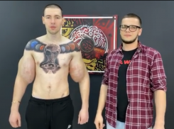 «Руки-базуки» показал итоговый результат своей татуировки в виде инопланетянина