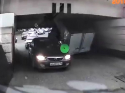 Момент въезда «Газели» под знаменитый Яшкин мост попал на видео в Пятигорске