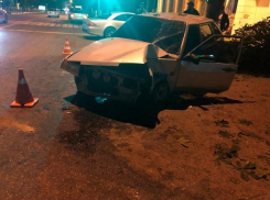  29-летний водитель тонированного авто на полной скорости врезался в дерево на Ставрополье