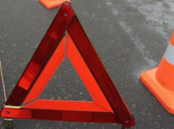 «Мерседес» загорелся в результате столкновения с «БМВ» на трассе Ставрополья