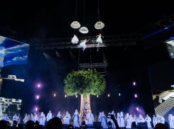 Летающим роялем и большим деревом на сцене запомнилось ставропольцам открытие Российской студенческой весны