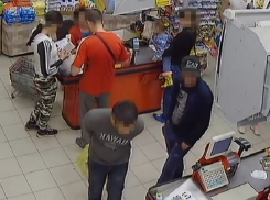 Попытка двух друзей пронести пакет с продуктами мимо кассы на Ставрополье попала на видео